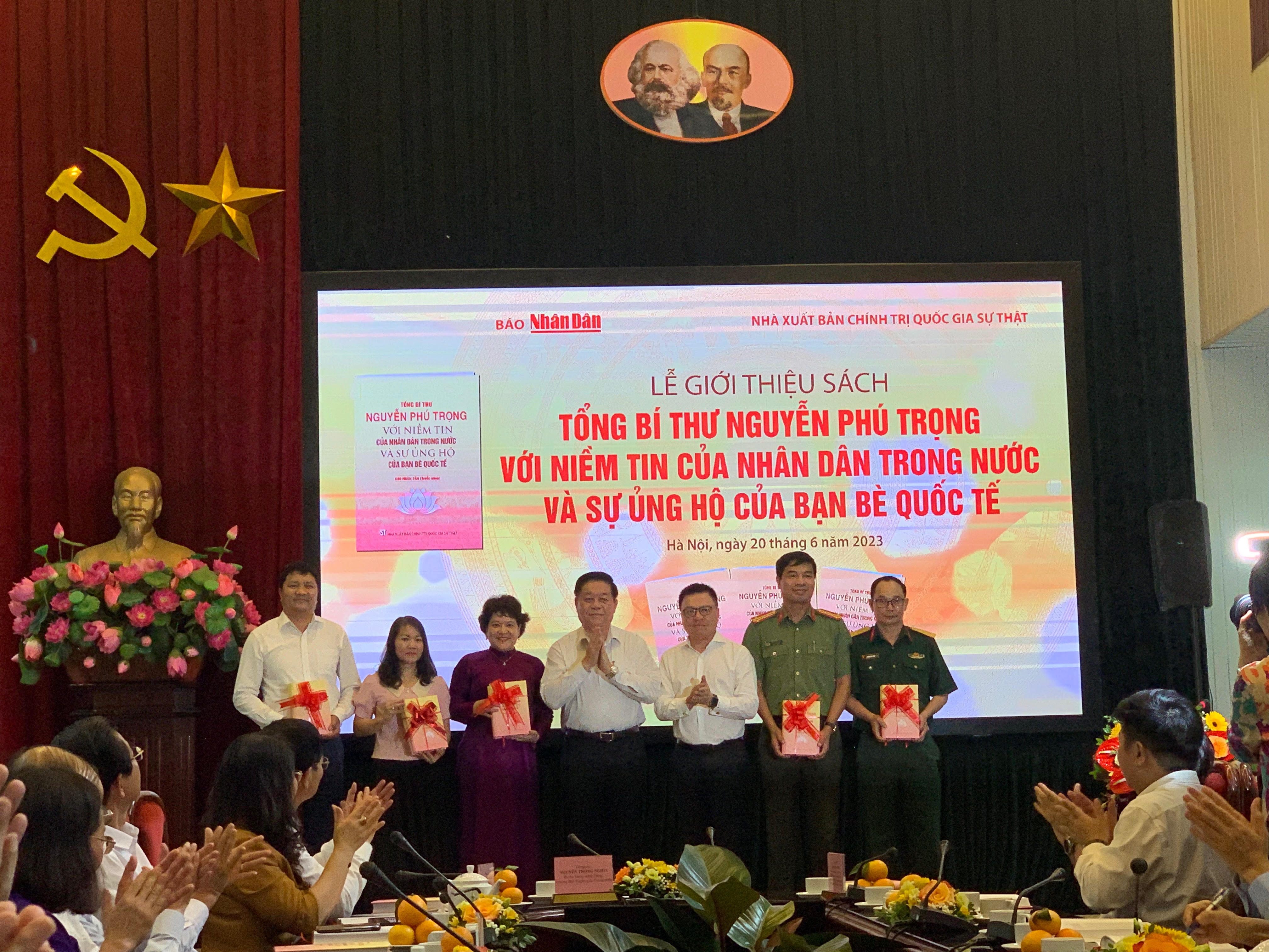 Tổng Bí thư Nguyễn Phú Trọng với niềm tin của nhân dân trong nước và sự ủng hộ của bạn bè quốc tế