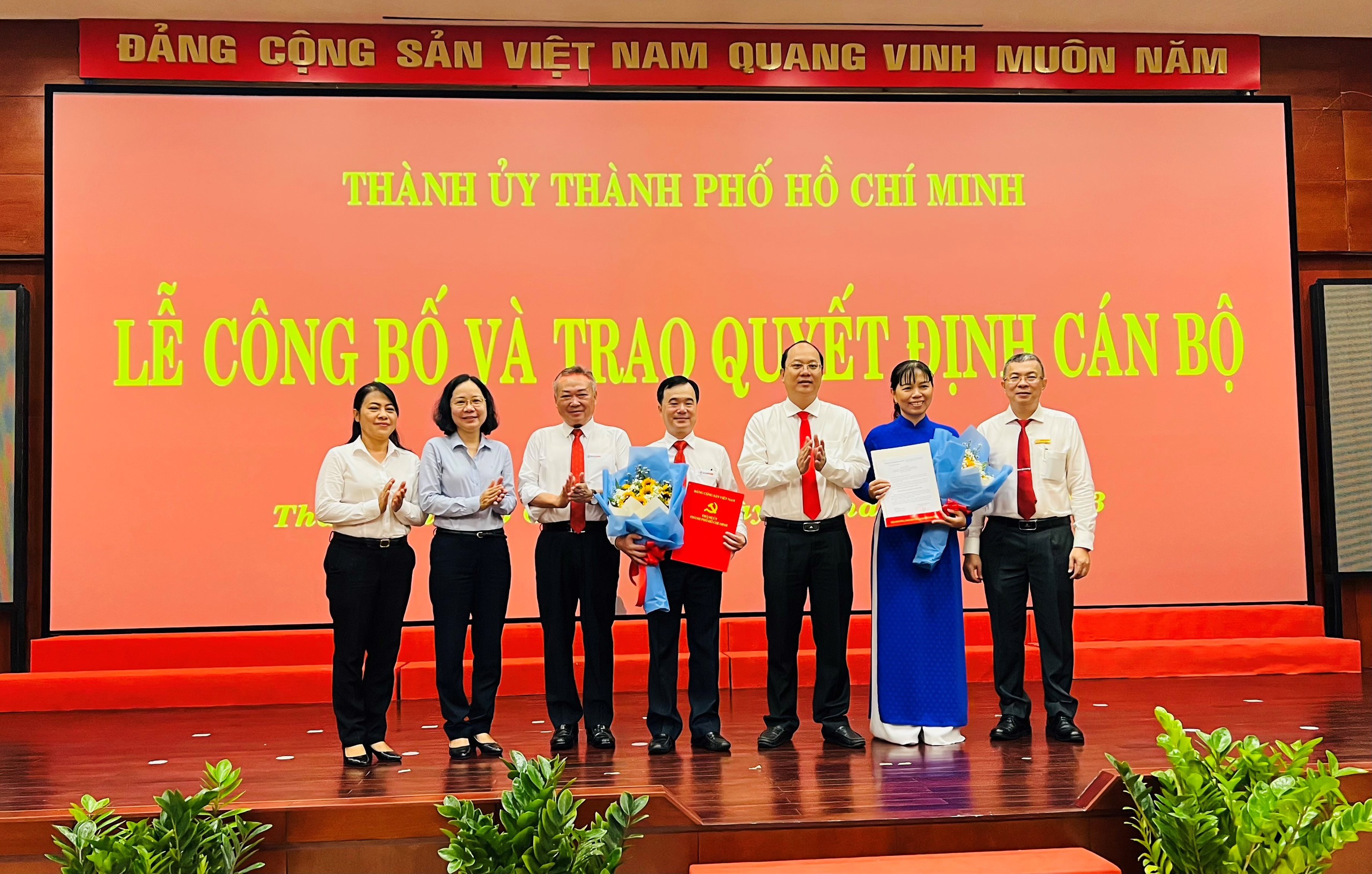 Công bố quyết định công nhận Phó Bí thư Đảng ủy EVNHCMC
