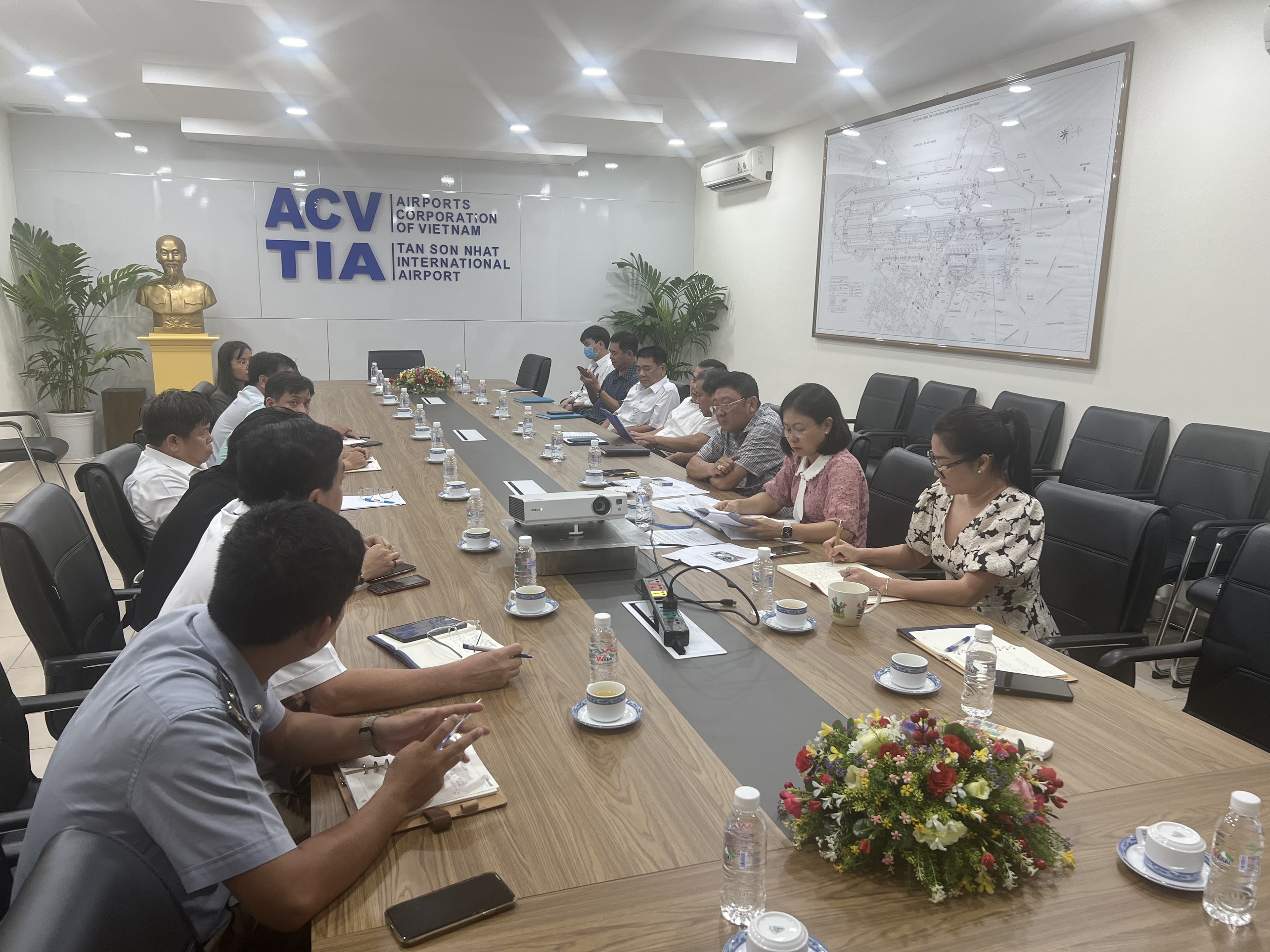 Tạm dừng hoạt động đón khách tại sân bay Tân Sơn Nhất của 2 hãng taxi gian lận cước