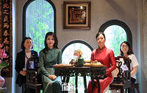 Phu nhân Chủ tịch nước và phu nhân Tổng thống Hàn Quốc xem trình diễn áo dài