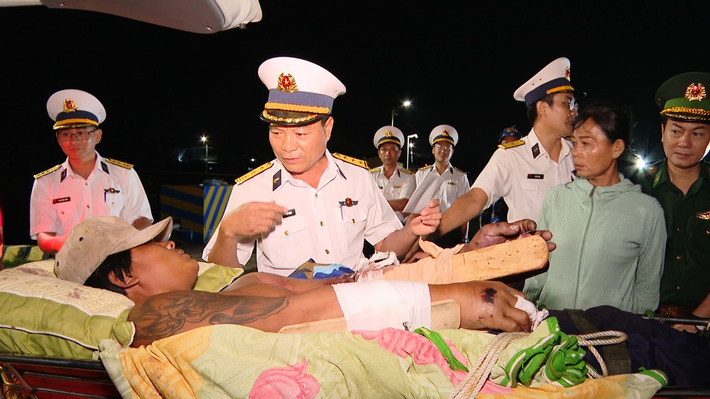 Cấp cứu, hỗ trợ kịp thời ngư dân trên biển