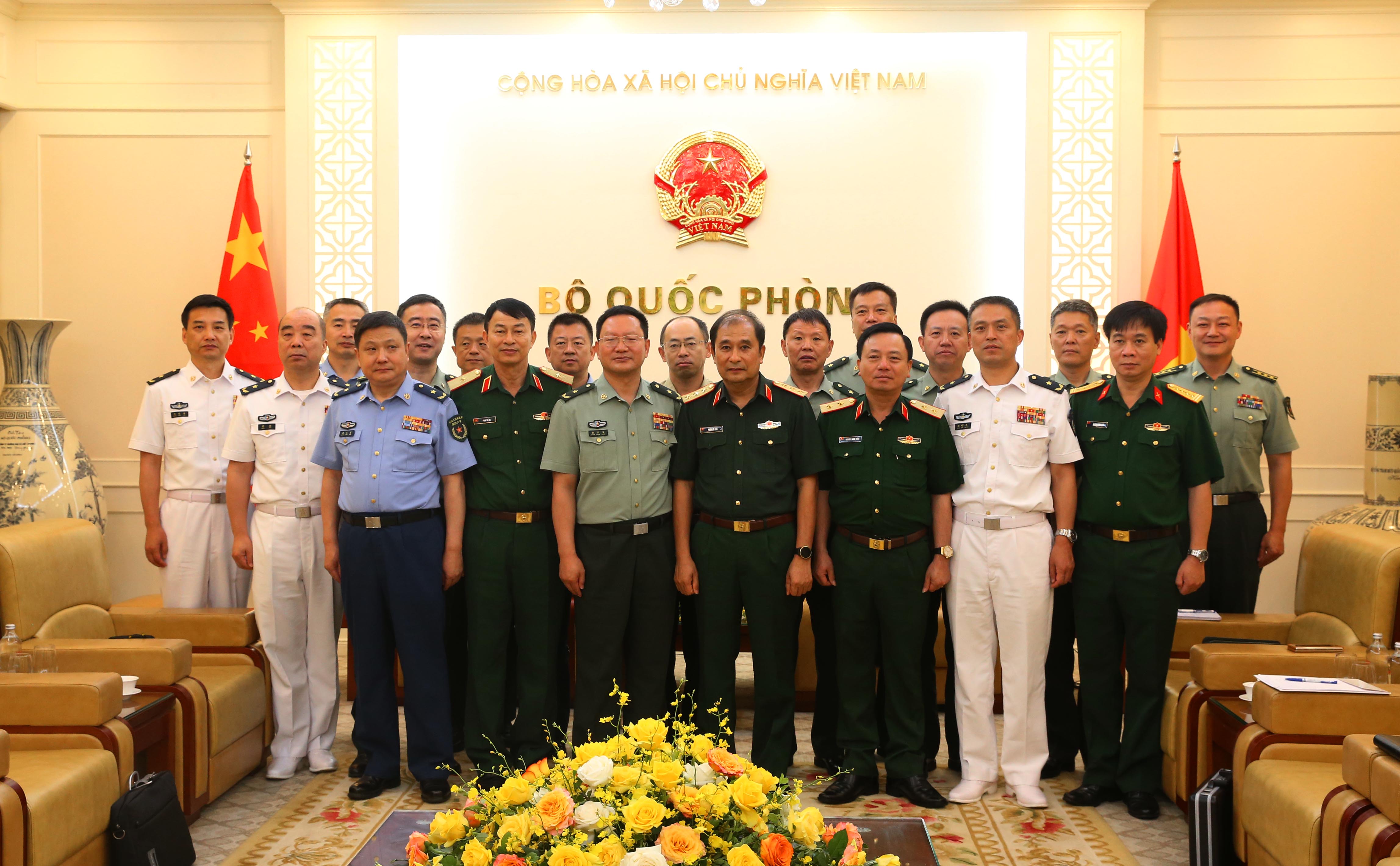 Thượng tướng Phùng Sĩ Tấn tiếp Đoàn Đại học Quốc phòng Trung Quốc