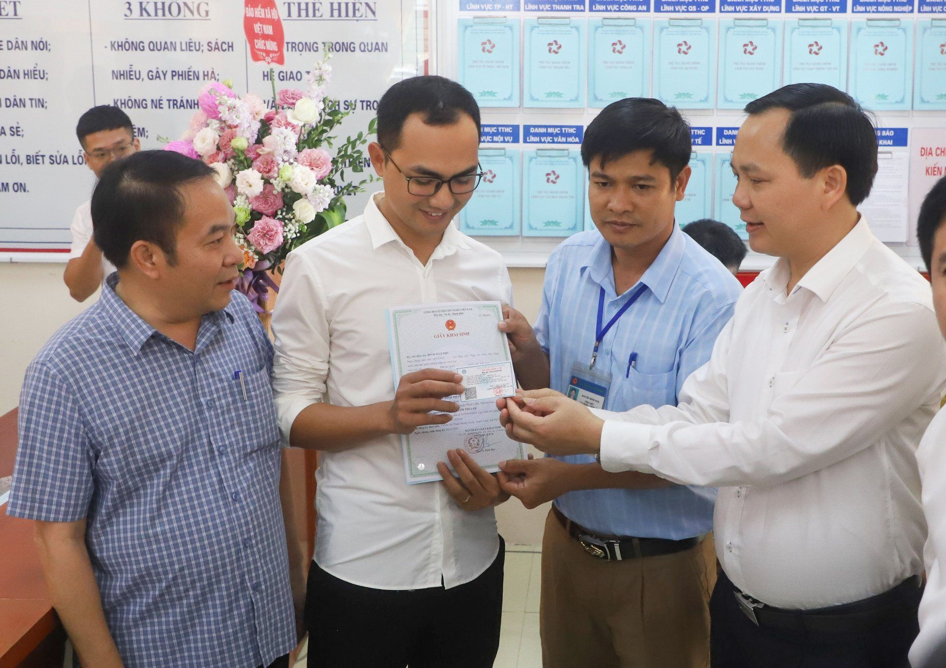 Hơn 40 000 trẻ em dưới 6 tuổi đã được cấp thẻ BHYT qua các thủ tục hành chính liên thông