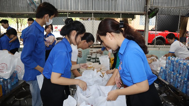 Những suất cơm 0 đồng dành tặng các thí sinh có hoàn cảnh khó khăn tại Bình Phước