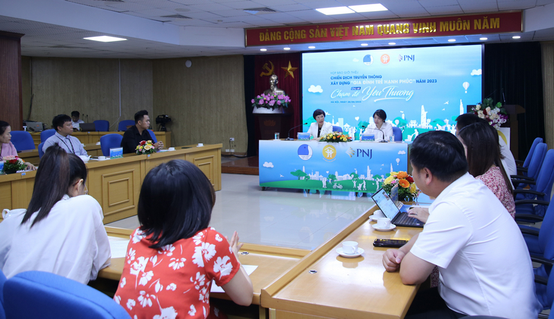 “Chạm để yêu thương”