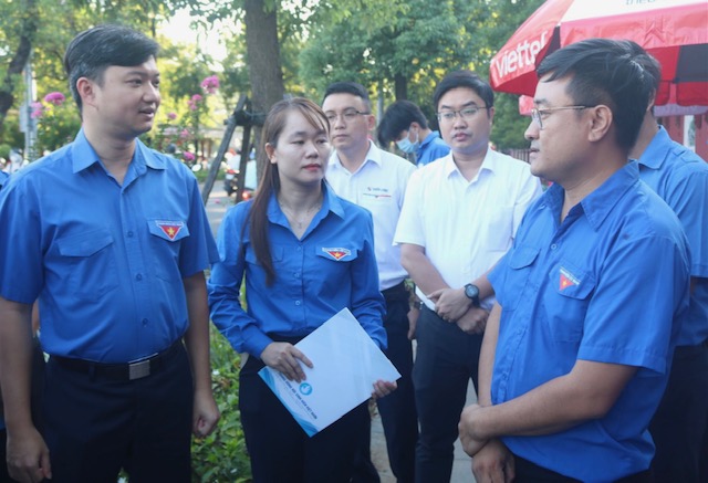 Bí thư Trung ương Đoàn thăm các đội hình tình nguyện tham gia “Tiếp sức mùa thi”