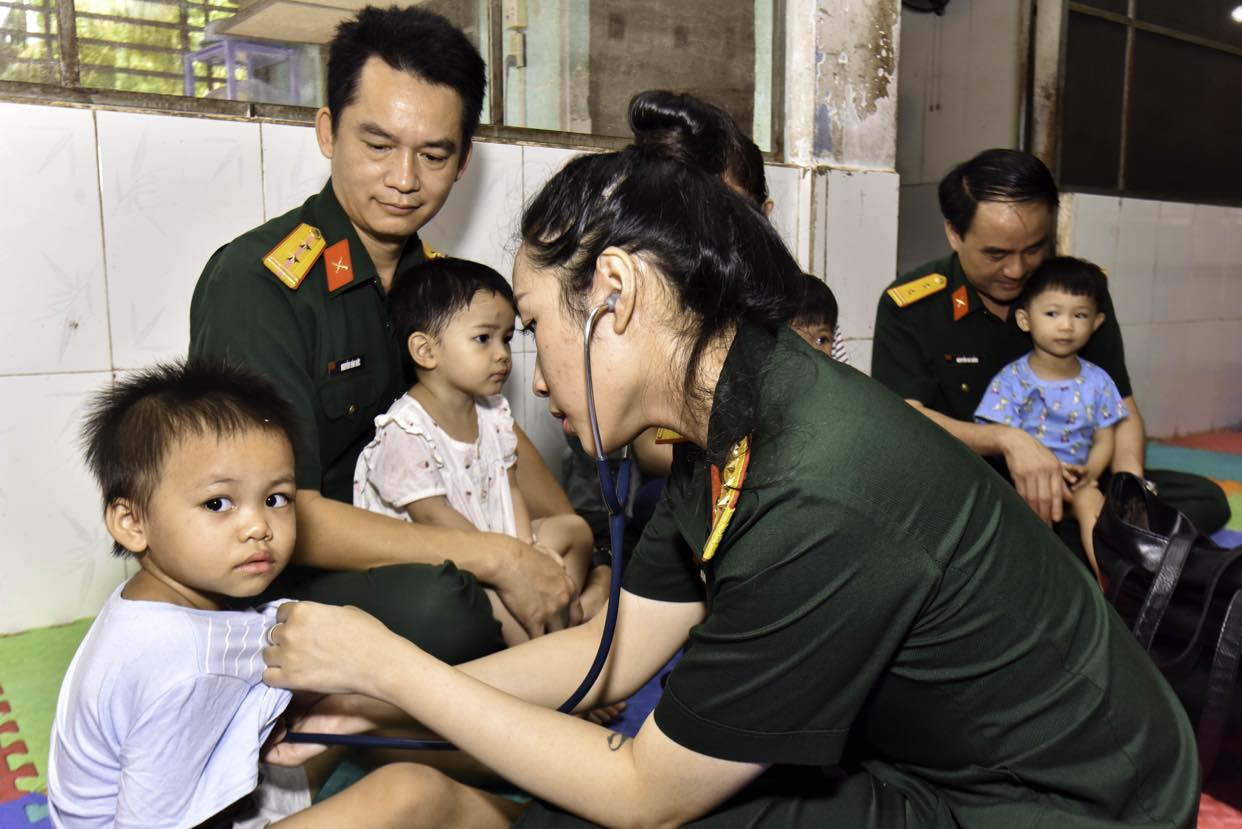 Bệnh viện Quân y 175 tặng quà cho trẻ em mồ côi nhân tháng hành động vì trẻ em