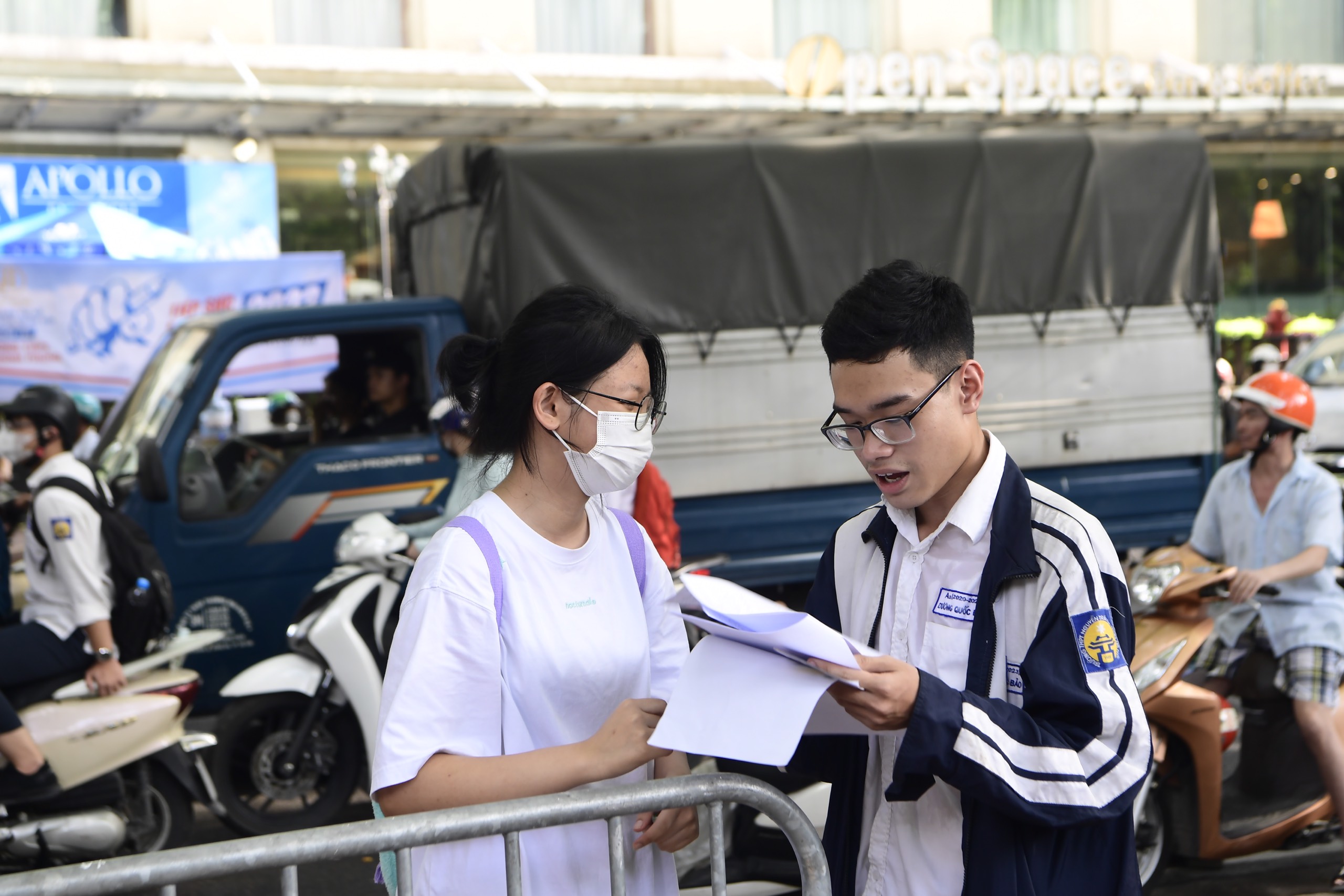 Tạm dừng nhiệm vụ coi thi đối với các cán bộ để thí sinh chụp đề thi gửi qua mạng