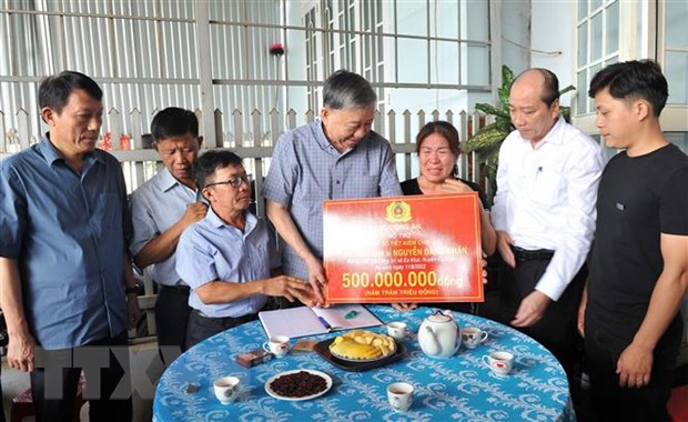 Đoàn công tác Bộ Công an thăm hỏi các gia đình các liệt sỹ tại Đắk Lắk