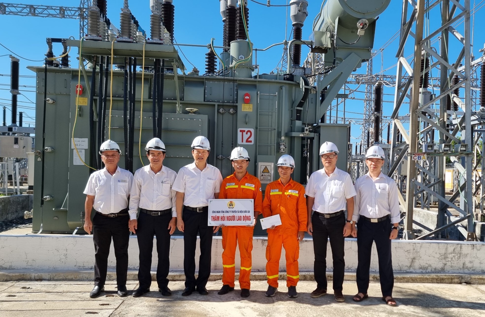 Thăm hỏi người lao động vận hành cung cấp điện khu vực miền Trung