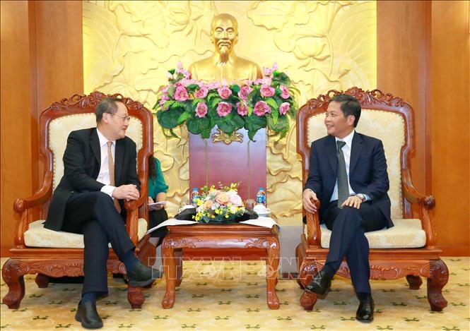 Trưởng Ban Kinh tế Trung ương tiếp Bộ trưởng Nhân lực kiêm Bộ trưởng thứ hai Bộ Công Thương Singapore