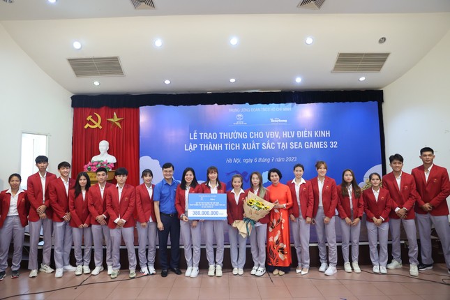 Trao thưởng cho đội tuyển điền kinh lập thành tích xuất sắc tại SEA Games 32