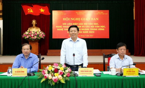 Tạo động lực phát triển văn học nghệ thuật nước nhà