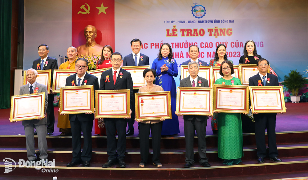 Phó Chủ tịch nước Võ Thị Ánh Xuân trao phần thưởng cao quý tặng các tập thể, cá nhân tỉnh Đồng Nai