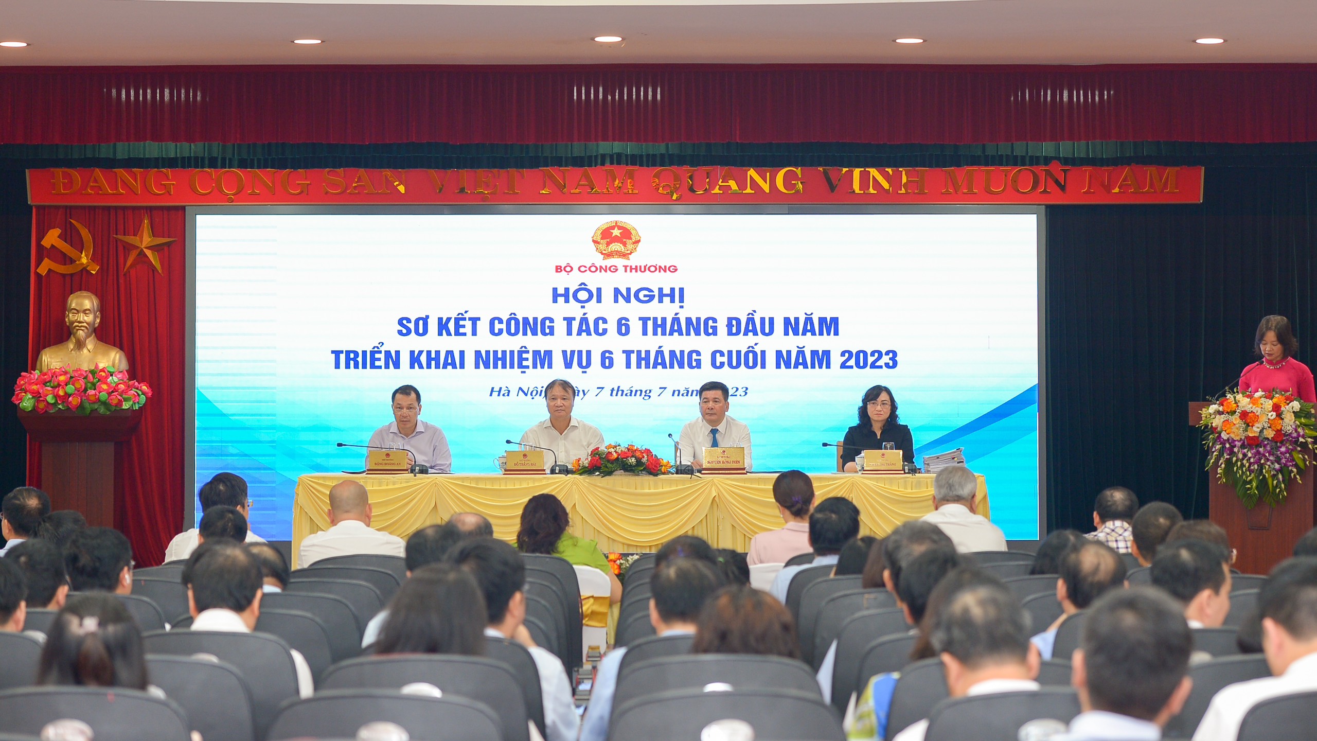 Tập trung thúc đẩy sản xuất kinh doanh những tháng cuối năm