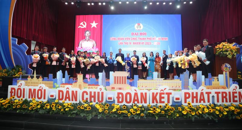 Công đoàn các cấp tăng cường giáo dục nhận thức và bản lĩnh chính trị