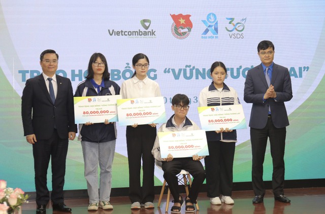 600 suất học bổng “Vững tương lai” tiếp sức học sinh, sinh viên