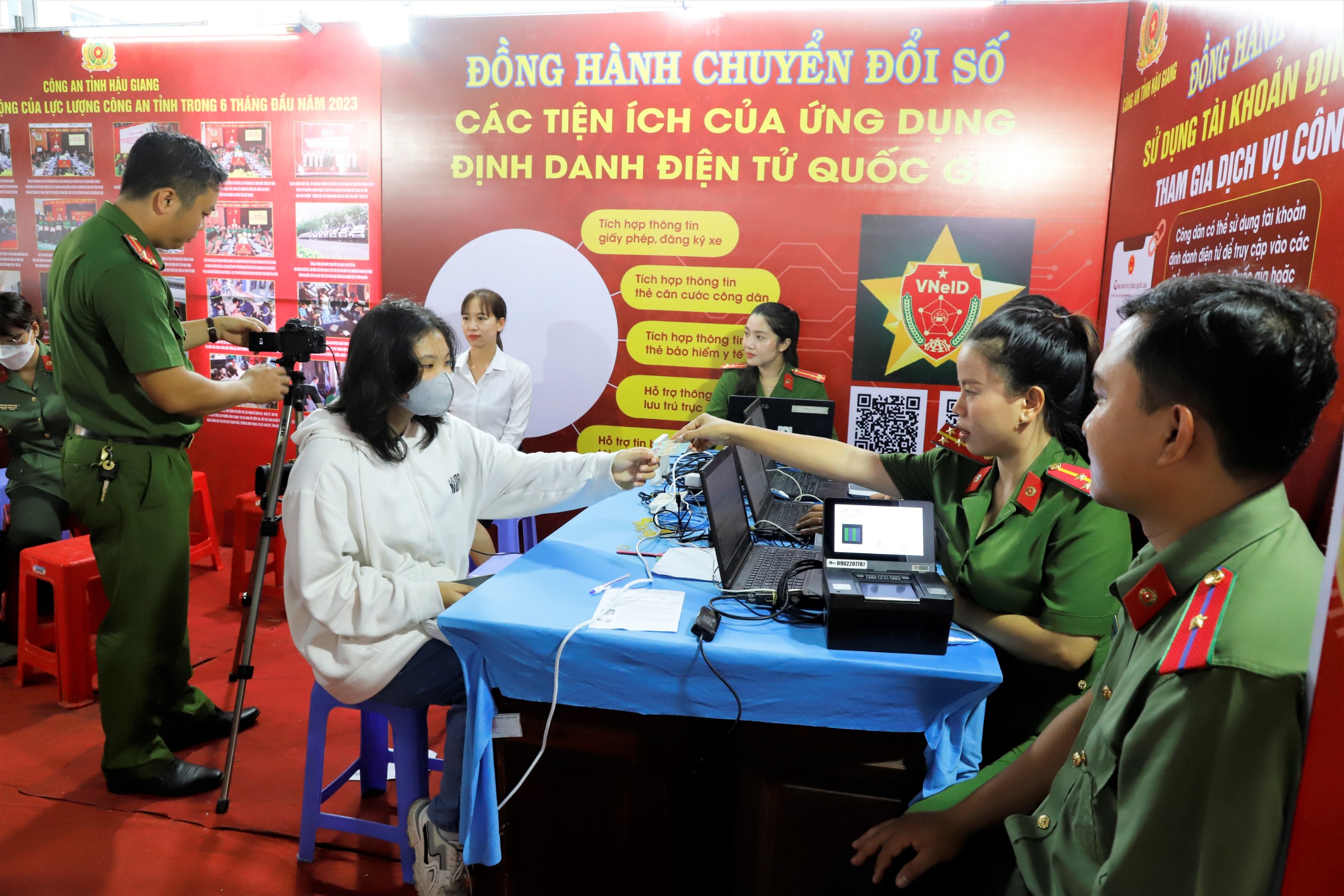 Công an Hậu Giang Hỗ trợ nhân dân cài đặt định danh điện tử “VNeID” và thực hiện dịch vụ công trực tuyến
