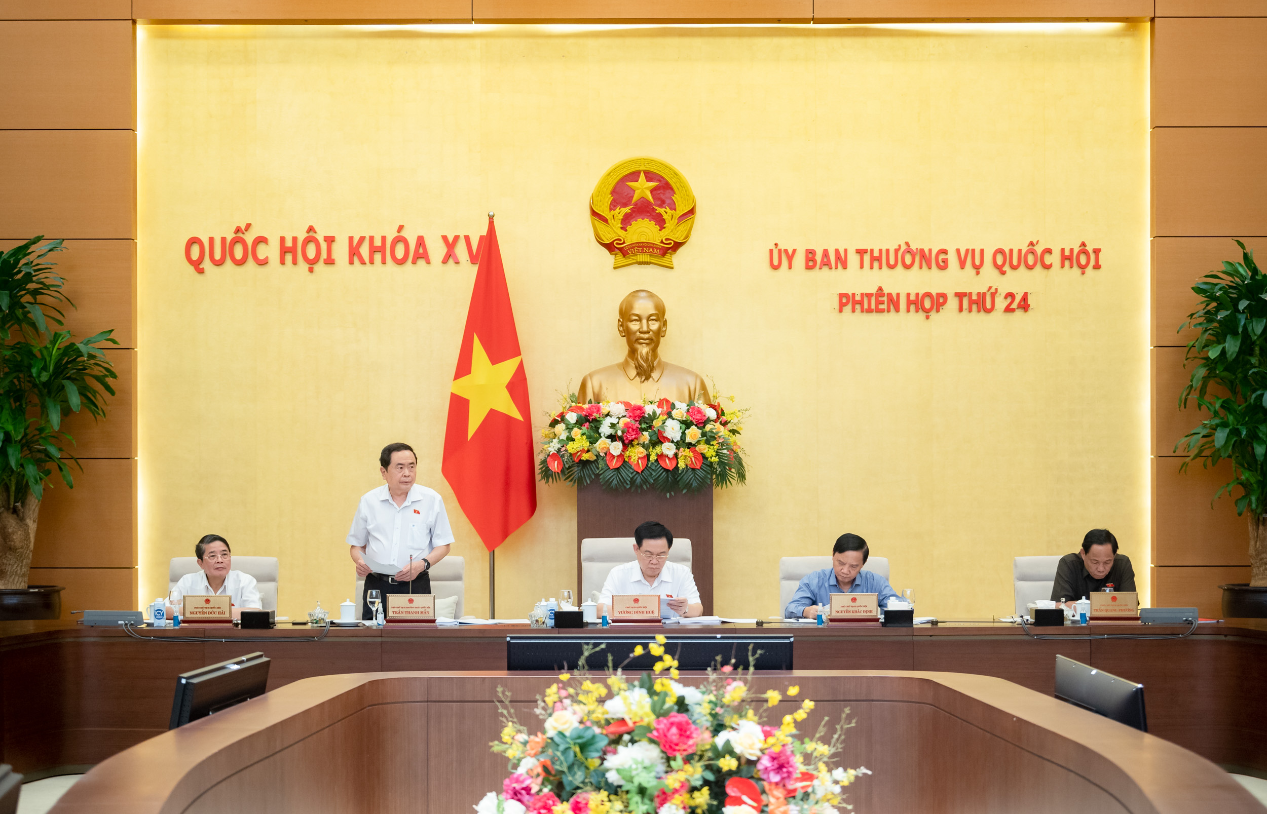 Xem xét báo cáo kết quả giám sát bước đầu về đổi mới chương trình, SGK giáo dục phổ thông