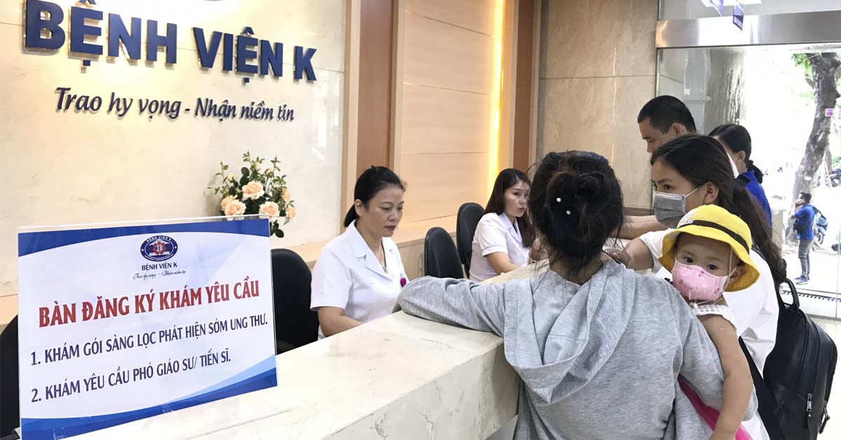 Người bệnh không nên thông qua “cò mồi” để mua phiếu khám