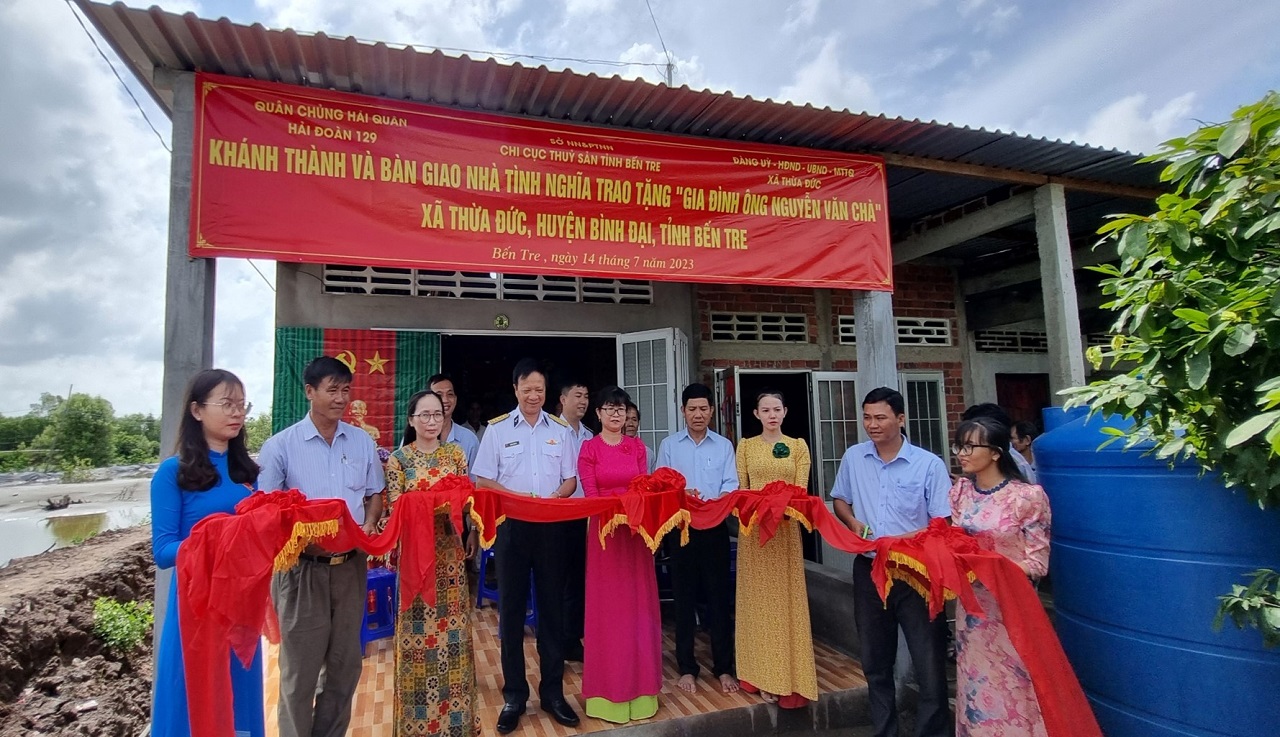 Hải đoàn 129 bàn giao nhà tình nghĩa