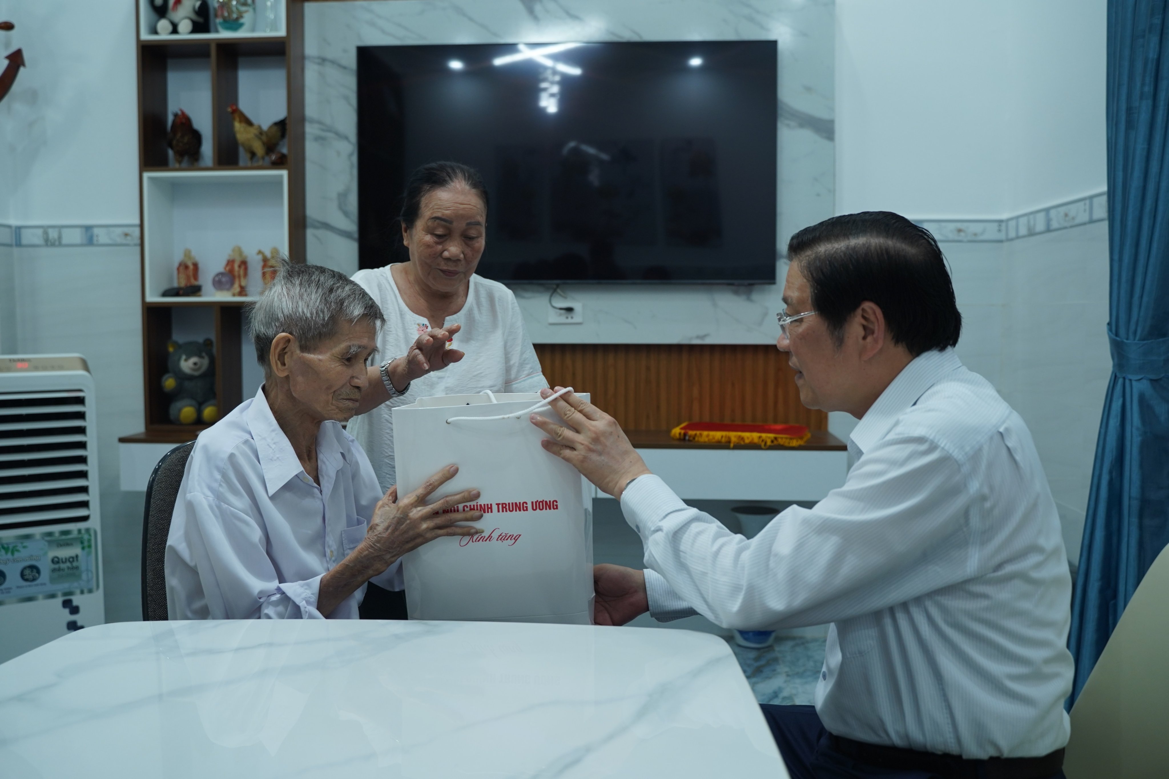 ​Nhiều hoạt động thiết thực nhân kỷ niệm 76 năm Ngày Thương binh liệt sĩ tại huyện Côn Đảo