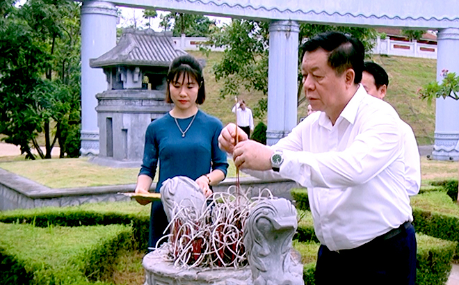 Dâng hương tưởng niệm nhà yêu nước Nguyễn Thái Học và các chiến sĩ hy sinh trong khởi nghĩa Yên Bái