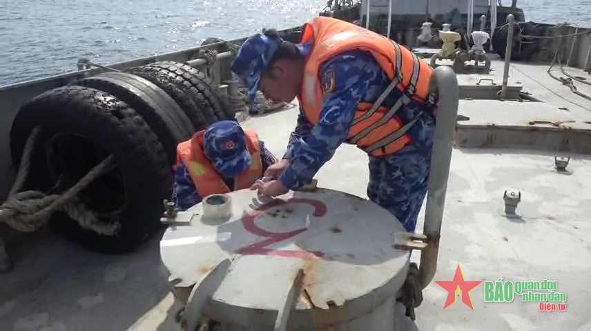 Bắt giữ tàu vận chuyển trái phép dầu DO với số lượng lớn