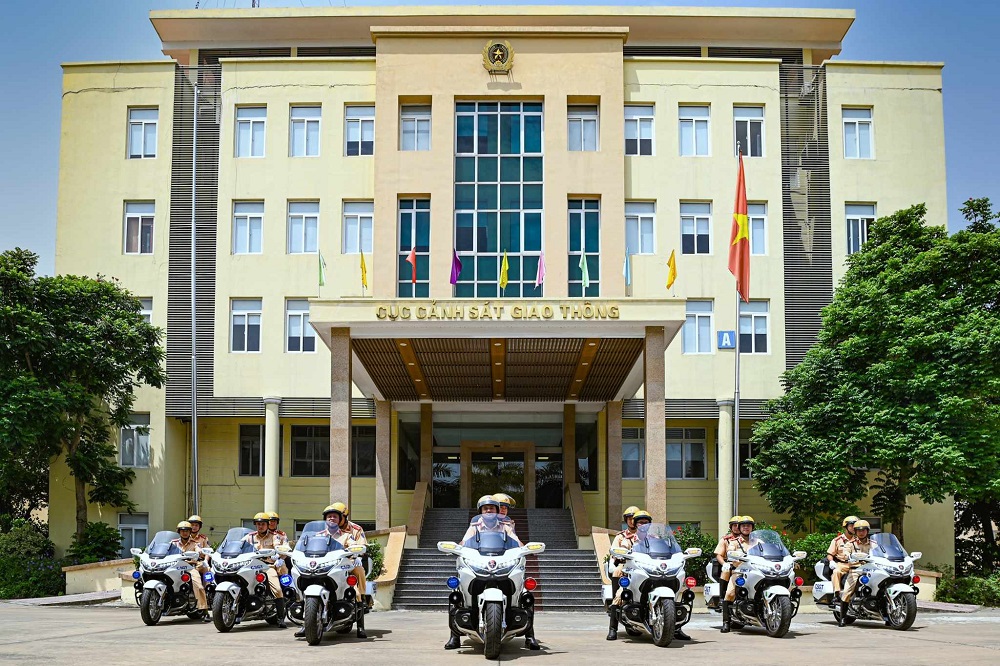 Bàn giao mô tô chuyên dụng cho 11 tỉnh, thành phố