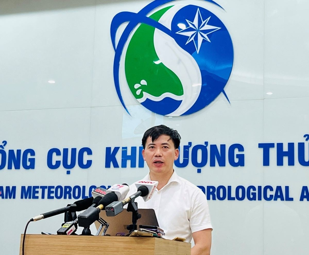 Bão số 1 di chuyển nhanh, cách Móng Cái Quảng Ninh khoảng 400km