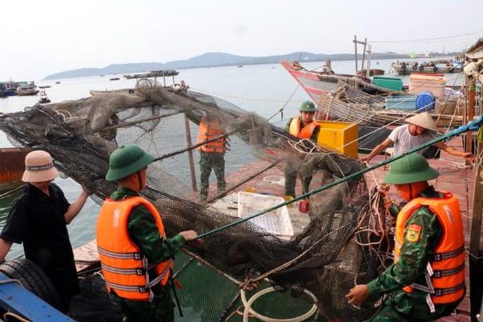 Nhiều địa phương cấm tàu thuyền ra khơi vì bão số 1