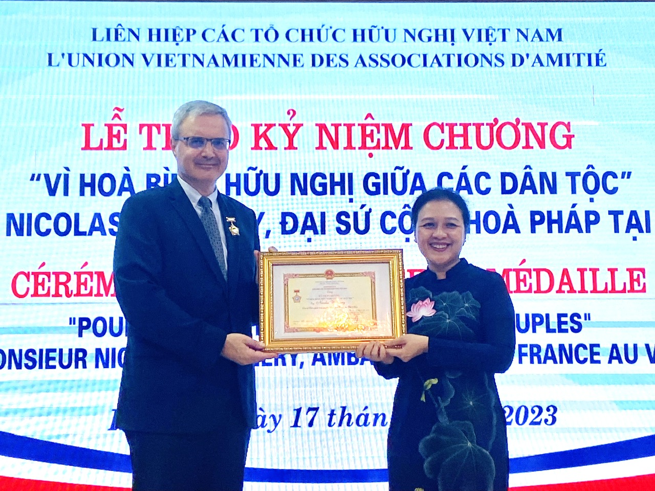 Trao Kỷ niệm chương “Vì hòa bình, hữu nghị giữa các dân tộc” tặng Đại sứ Pháp