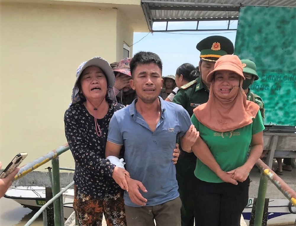 Kịp thời cứu 4 ngư dân bị chìm tàu trên biển