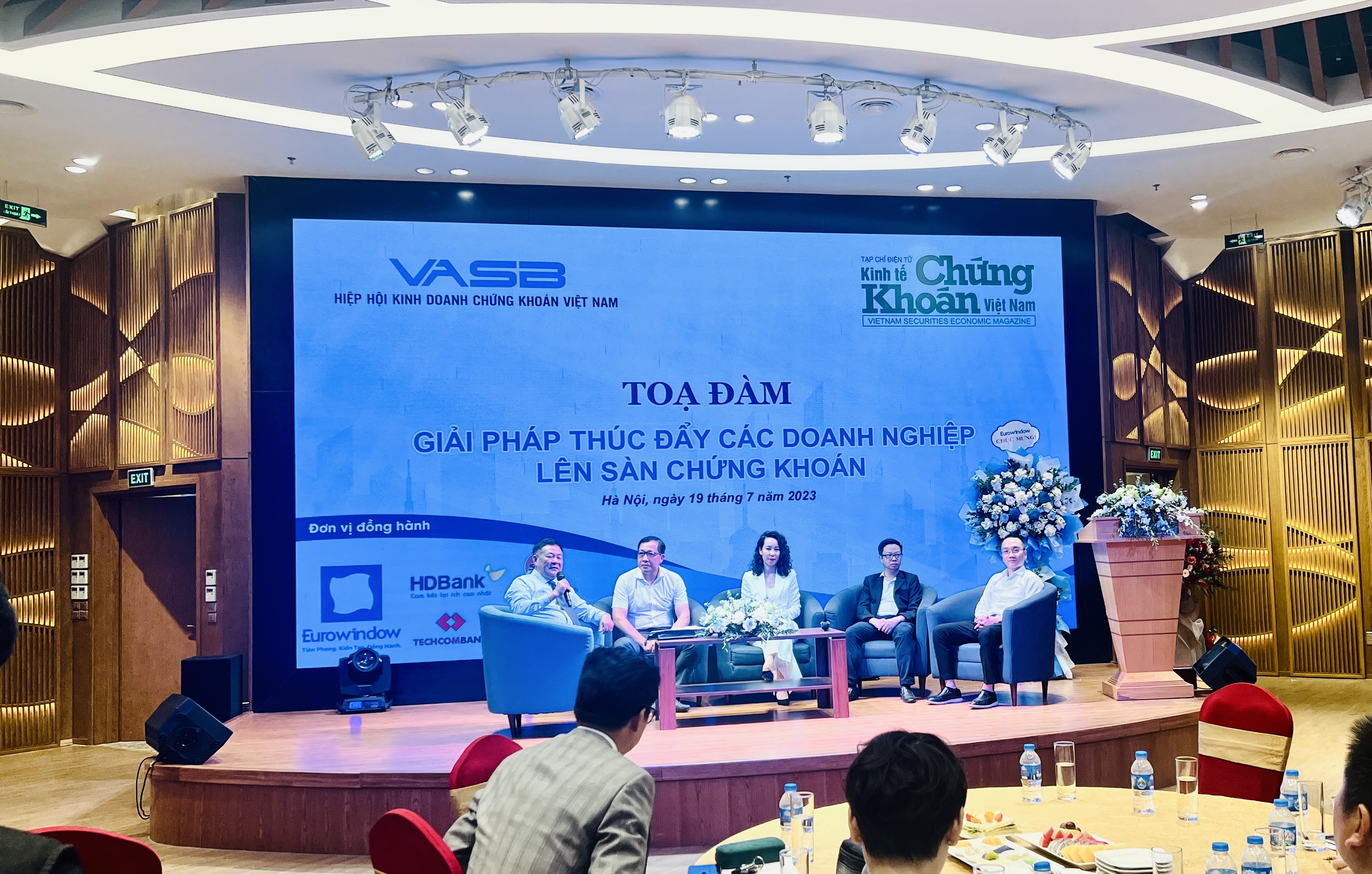 Doanh nghiệp cần nhận thức rõ cơ hội, thách thức, trách nhiệm khi lên sàn chứng khoán