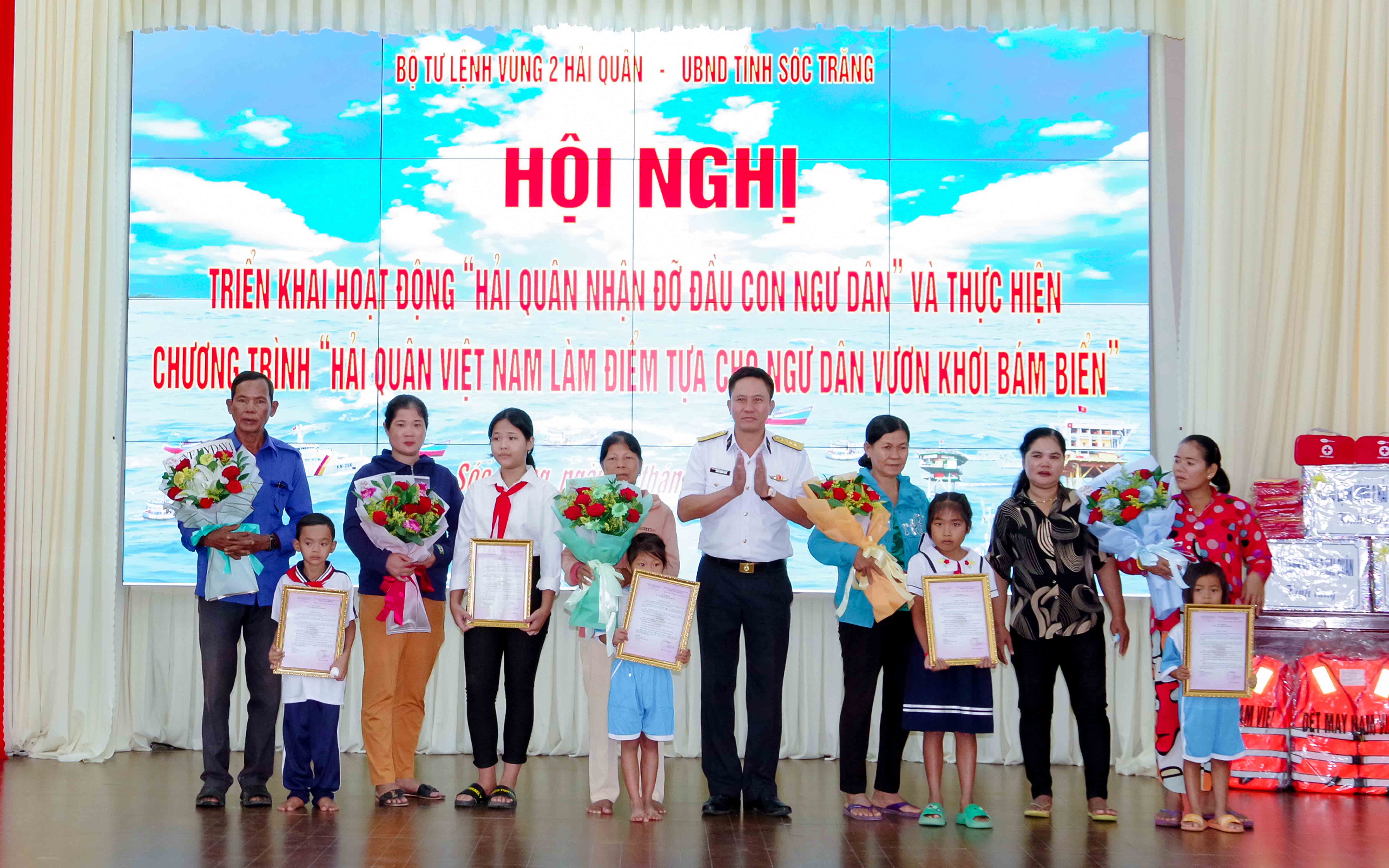 Bộ Tư lệnh Vùng 2 Hải quân nhận đỡ đầu con ngư dân có hoàn cảnh khó khăn