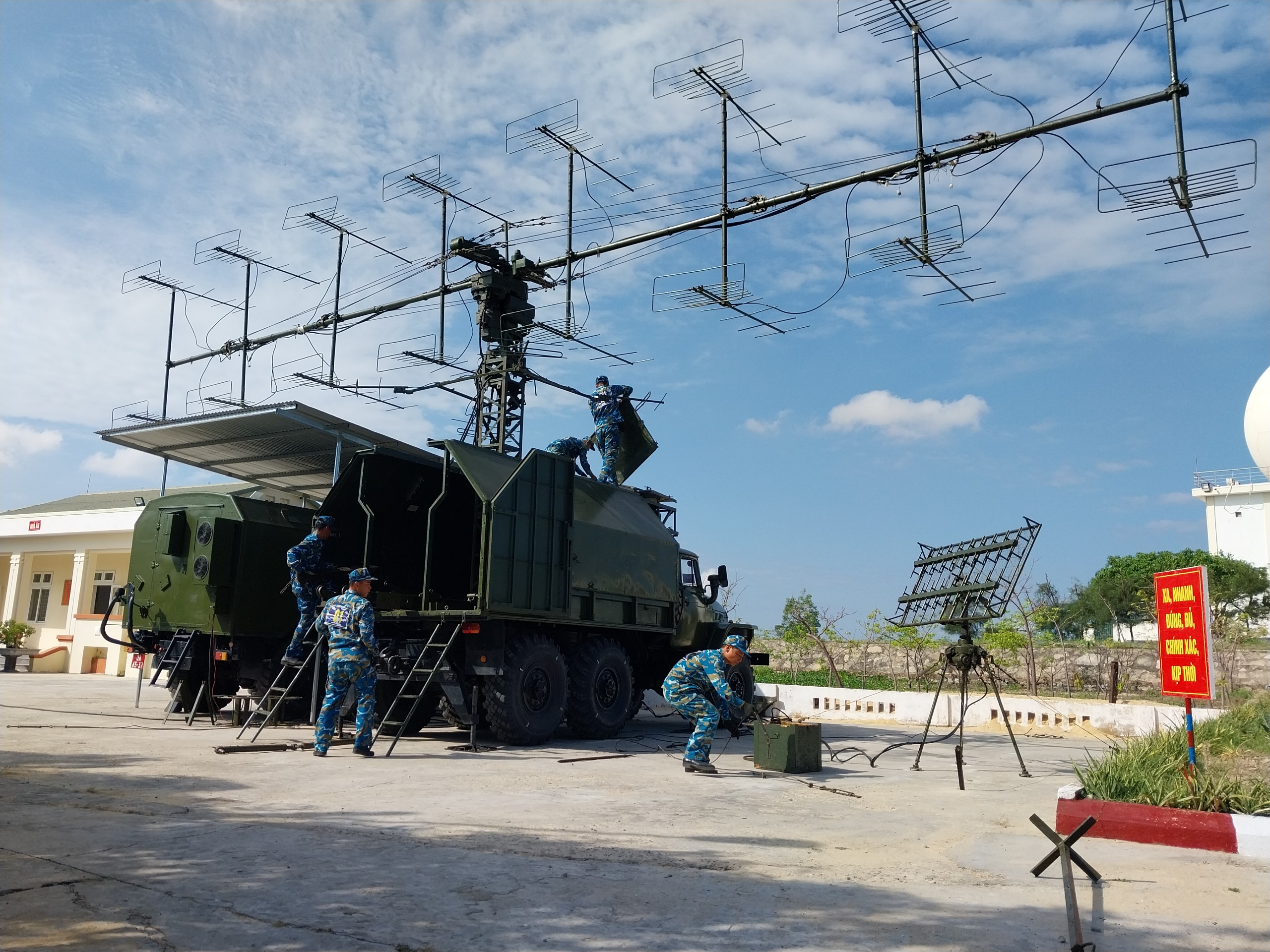 Luyện kíp chiến đấu sở chỉ huy Trung đoàn Ra đa 292
