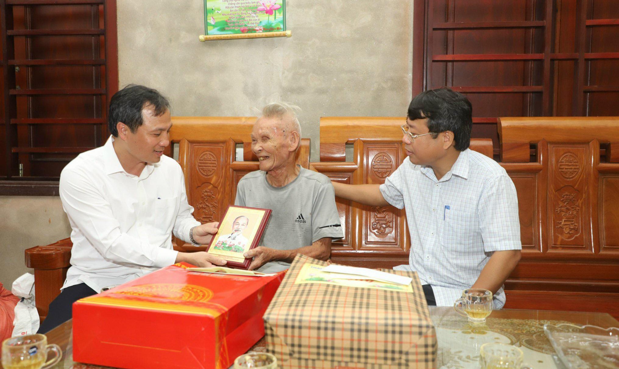 Hà Tĩnh trao tặng hơn 78 000 phần quà tới người có công với cách mạng