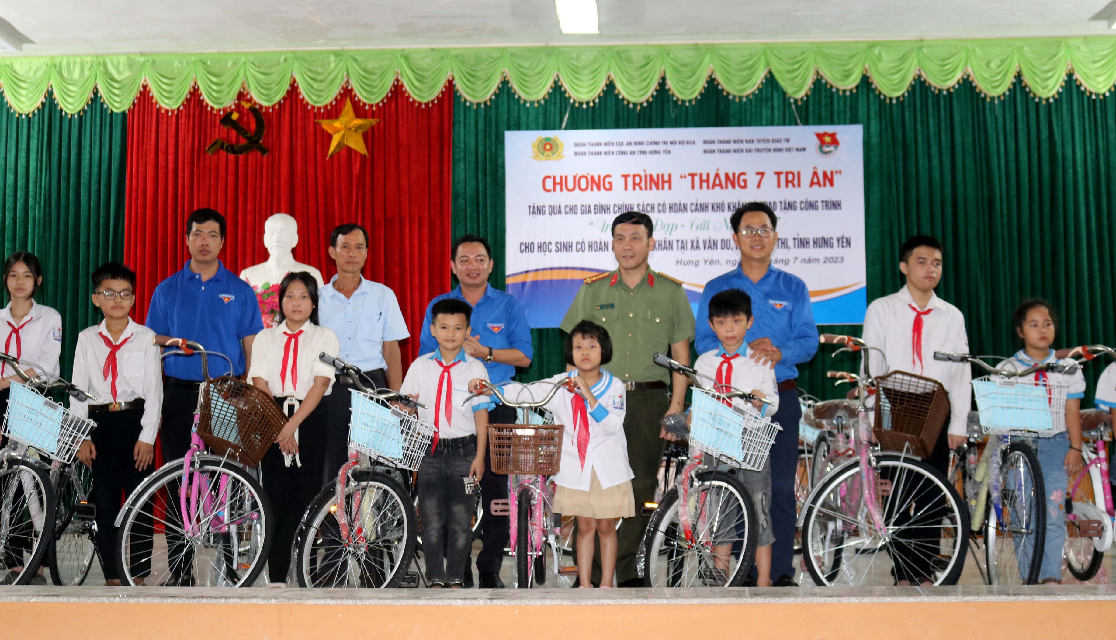 Chương trình “Tháng 7 tri ân” và trao tặng xe đạp cho các em học sinh ở tỉnh Hưng Yên