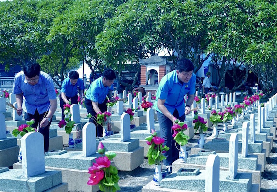 Tích cực ủng hộ chương trình Nhắn tin tri ân liệt sĩ
