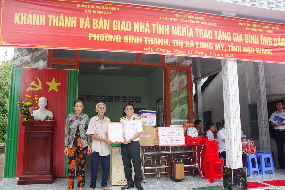 Hải đoàn 129 Hải quân bàn giao nhà tình nghĩa cho gia đình chính sách