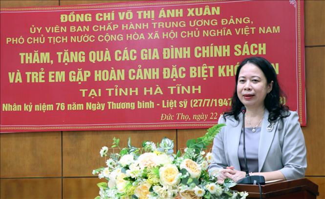 Phó Chủ tịch nước Võ Thị Ánh Xuân thăm, tặng quà gia đình chính sách tại Hà Tĩnh