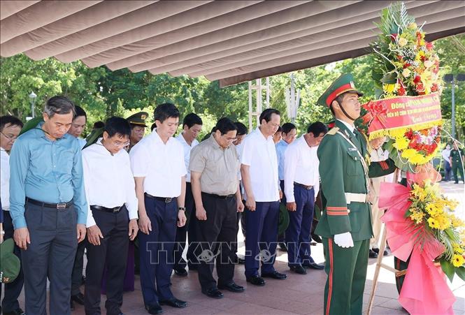 Thủ tướng Phạm Minh Chính viếng nghĩa trang liệt sỹ, thăm gia đình chính sách tại Thừa Thiên Huế và Quảng Trị
