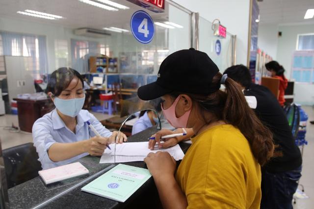62 người dân khu vực đô thị nhận bảo hiểm xã hội, trợ cấp thất nghiệp qua tài khoản 
​