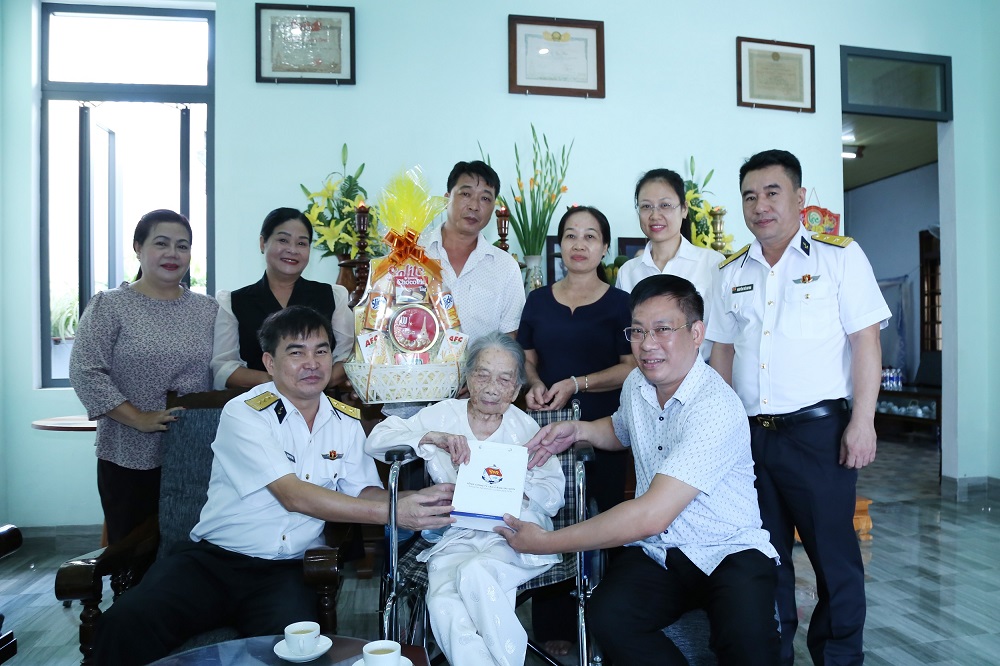 Tổng Công ty Tân cảng Sài Gòn tổ chức các hoạt động đền ơn, đáp nghĩa tại Kon Tum
