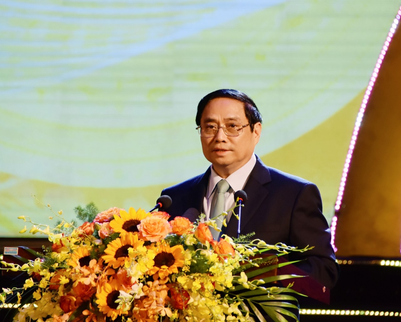 Luôn quan tâm, chăm lo người có công và thân nhân với tấm lòng biết ơn sâu sắc và trách nhiệm cao nhất
