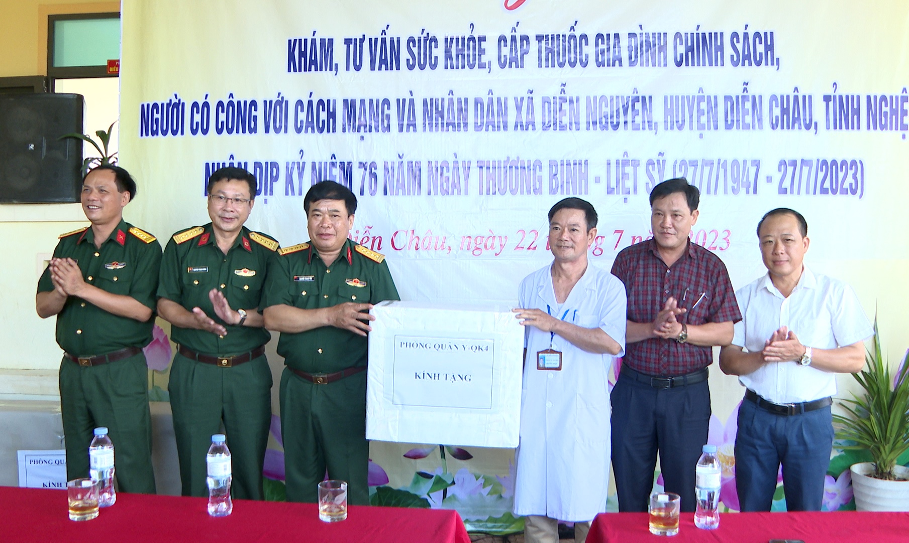 Hơn 300 người dân được khám bệnh, cấp thuốc miễn phí tại Diễn Châu Nghệ An
