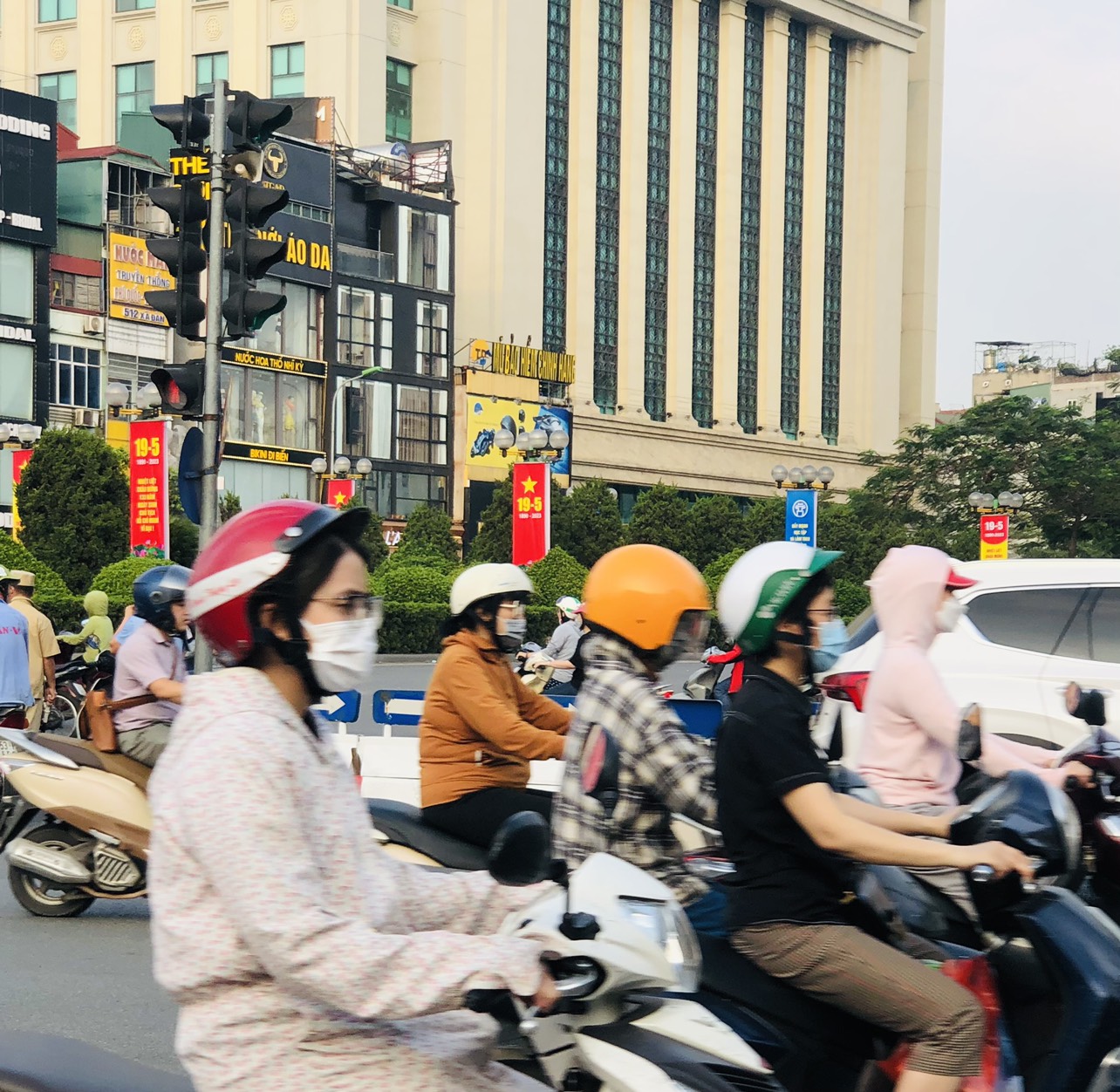 Miền Bắc nắng nóng trở lại, miền Nam mưa dông