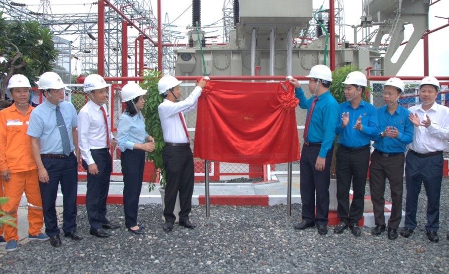 Gắn biển công trình thi đua “Lắp máy biến thế thứ 3 tại trạm 110kV Trường Đua’’
