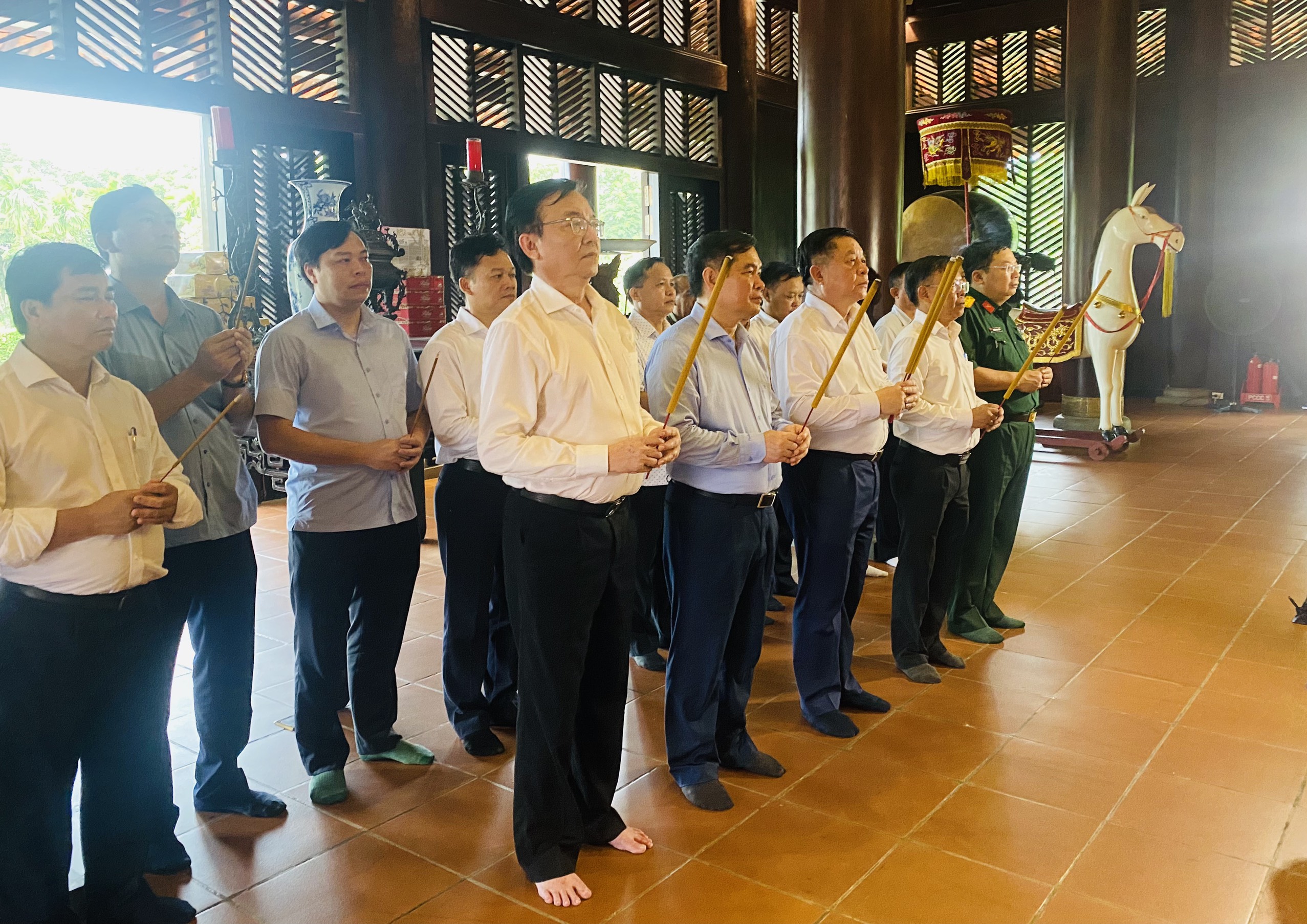 Trưởng Ban Tuyên giáo Trung ương dâng hương tưởng nhớ các Vua Hùng