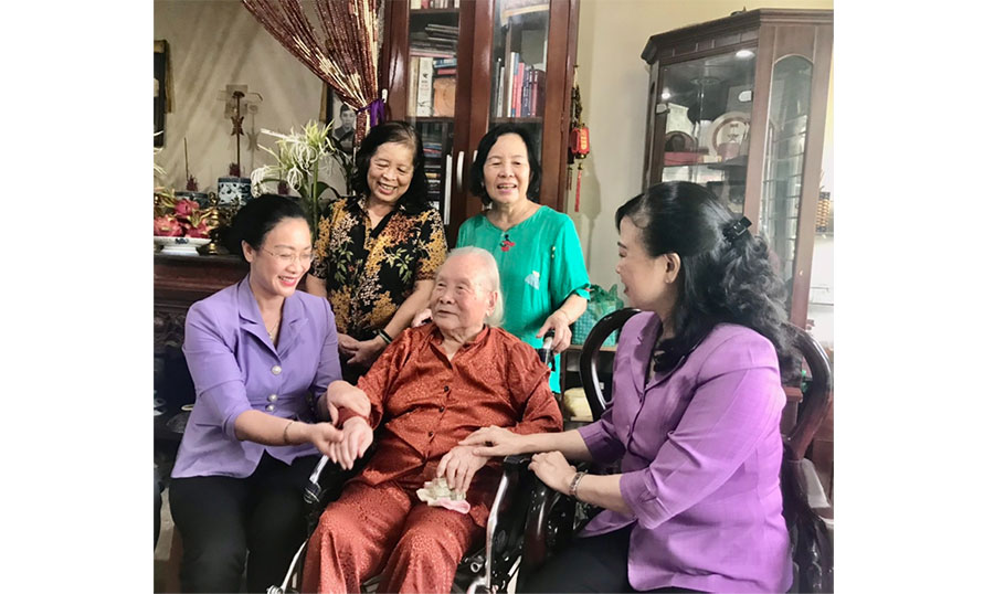 Tri ân gia đình liệt sỹ, bác sĩ Đặng Thùy Trâm nhân dịp 27 7